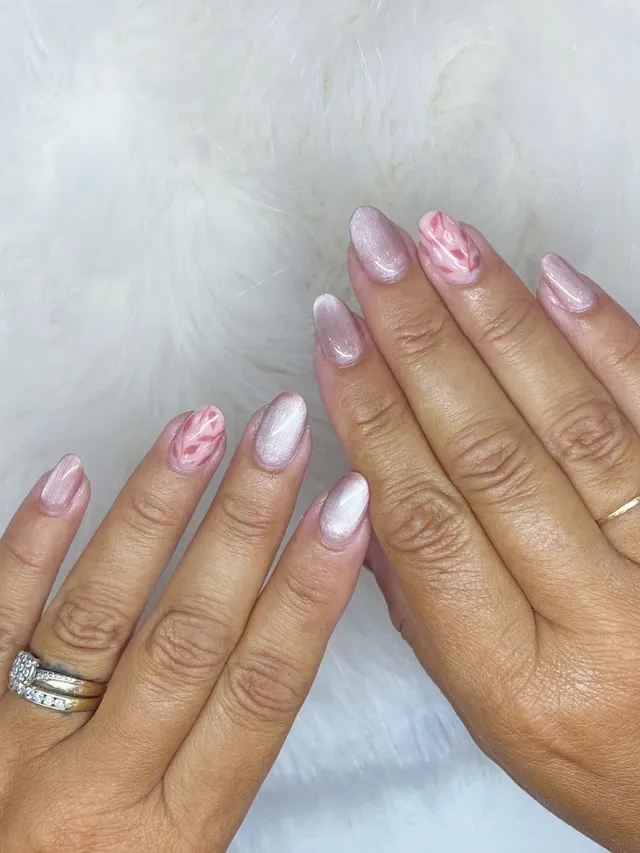 Pearl and rose-quartz marble effect on short round nails